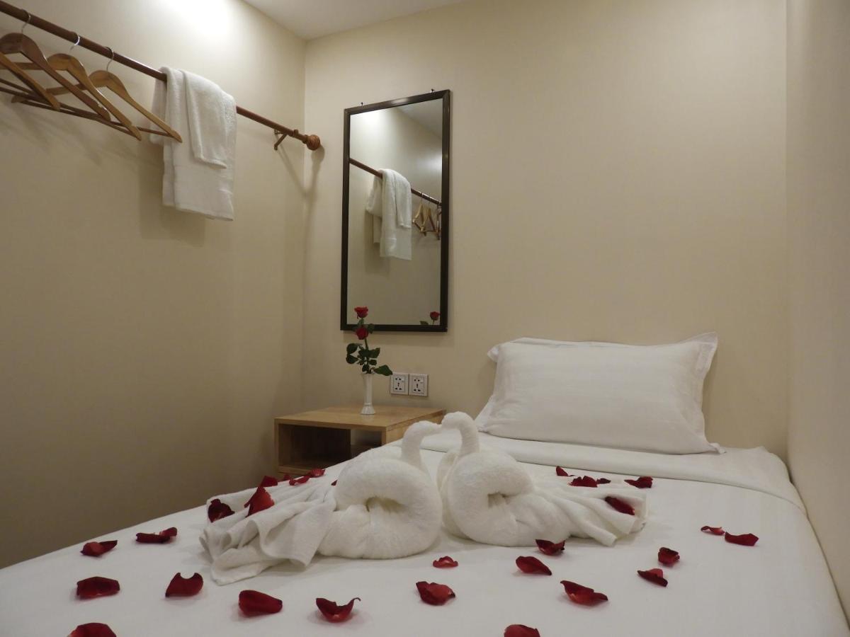 Backpacker Hostel (Adults Only) Yangon Exteriör bild